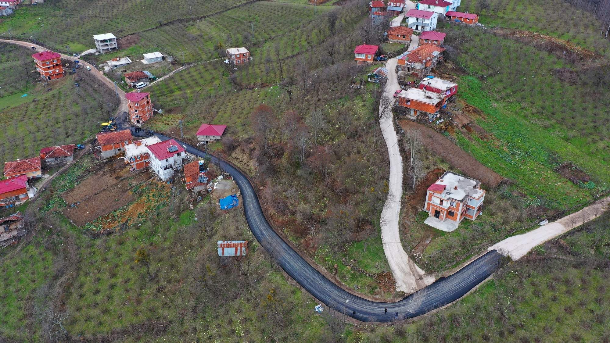 AYBASTI UZUNDERE- ZAFERİMİLLİ BAĞLANTI YOLU SICAK ASFALTA KAVUŞUYOR