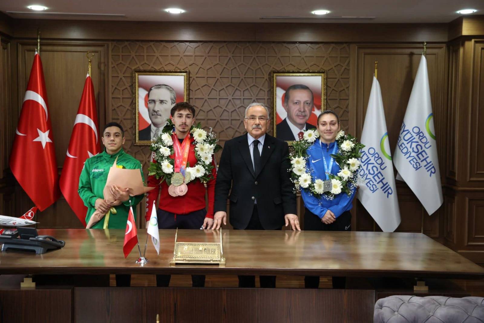 BAŞKAN GÜLER BAŞARILI SPORCULARI AĞIRLADI