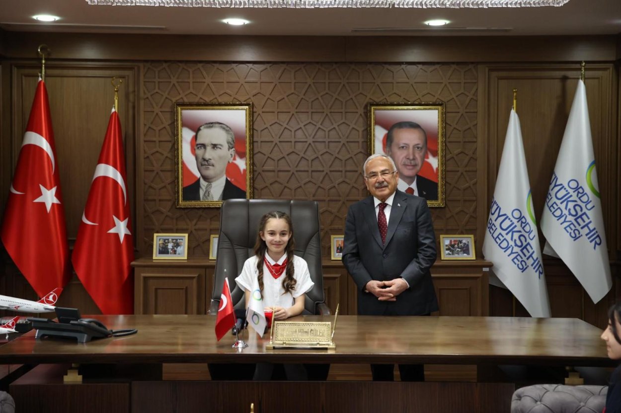 BAŞKAN GÜLER, KOLTUĞUNU MİNİK BAŞKAN CEMRE SU KORKMAZ’A DEVRETTİ