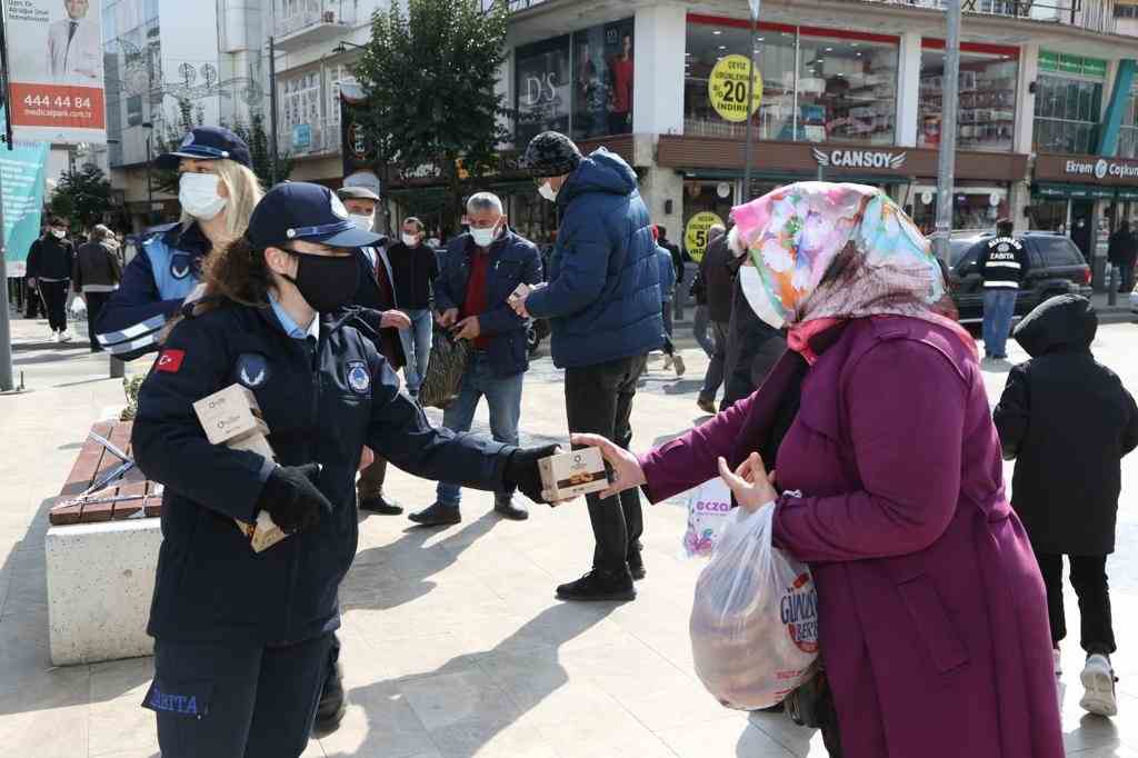 BÜYÜKŞEHİR’DEN 19 İLÇEDE KANDİL SİMİDİ İKRAMI