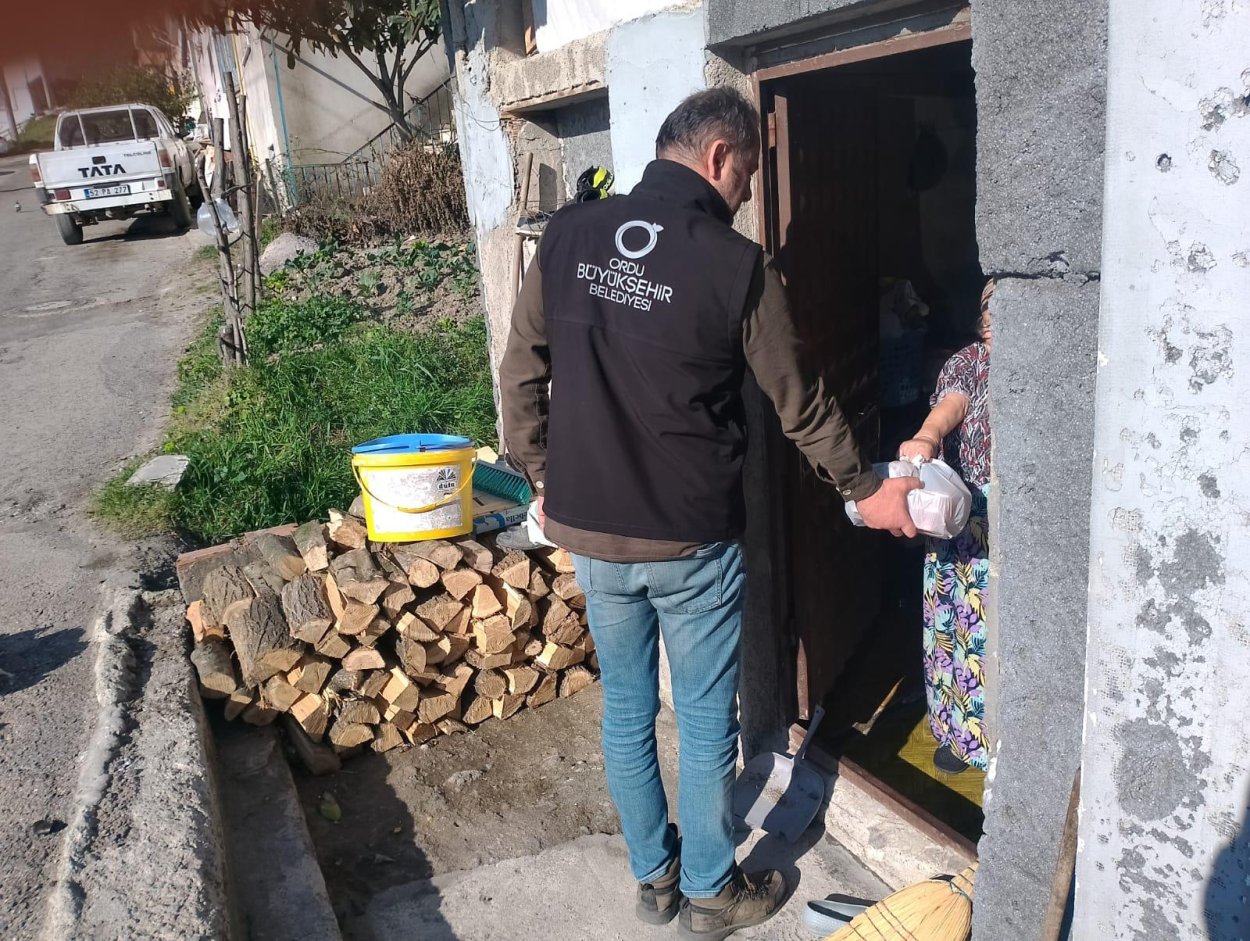 BÜYÜKŞEHİR HER GÜN 2000 KİŞİYE İFTARLIK YEMEK DAĞITIYOR