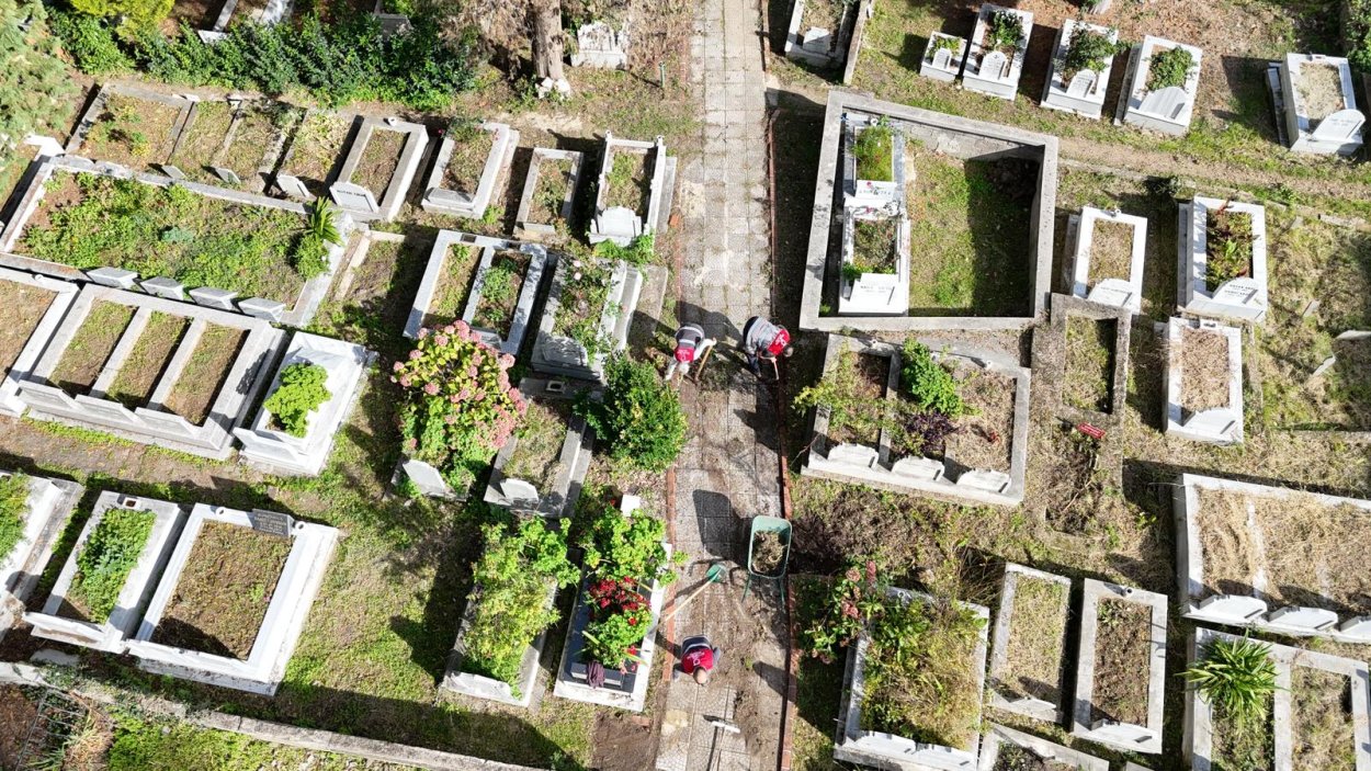 BÜYÜKŞEHİR MEZARLIKLARIN BAKIMINI UNUTMUYOR