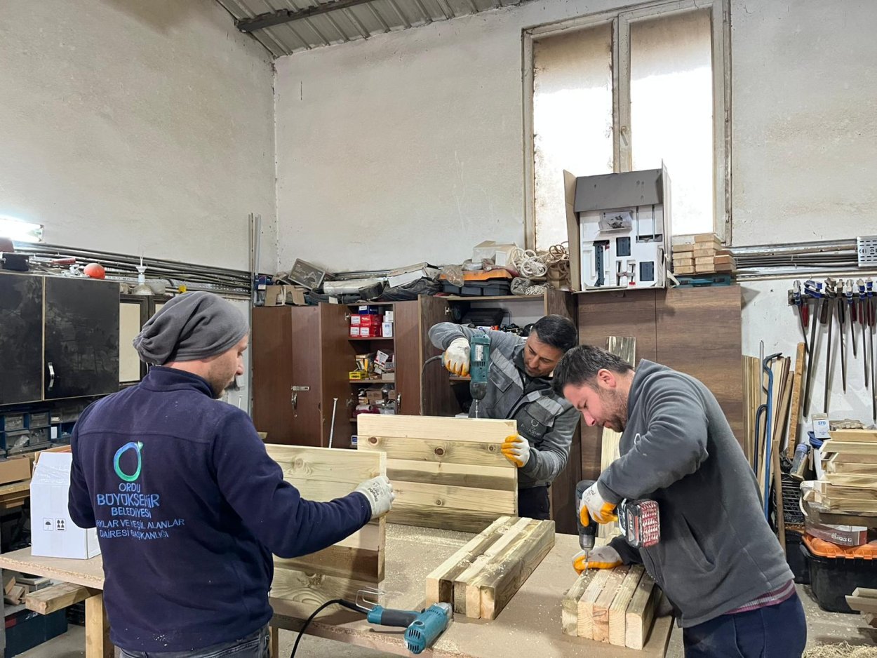 BÜYÜKŞEHİR, PARK VE BAHÇE MOBİLYALARINI KENDİ ÜRETİYOR, ORDU GÜZELLEŞİYOR