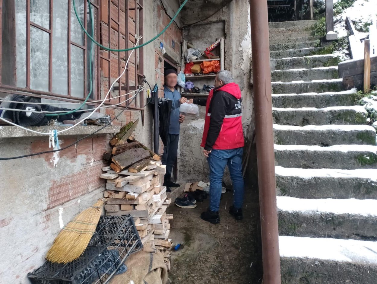 BÜYÜKŞEHİR SOĞUK KIŞ GÜNÜNDE SOFRALARI YEMEKSİZ BIRAKMIYOR.