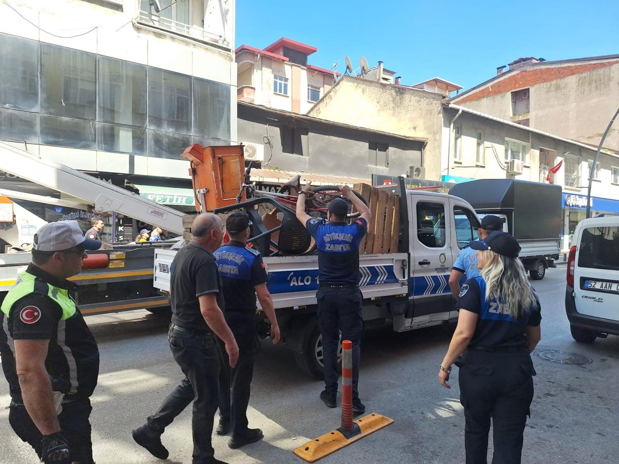 BÜYÜKŞEHİR ZABITASI KALDIRIM İŞGALİNE SON VERİYOR