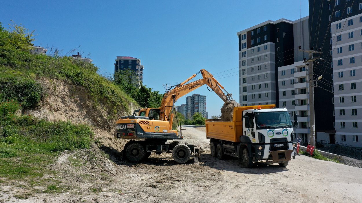 FATSA’DA YOLLAR GENİŞLETİLİYOR