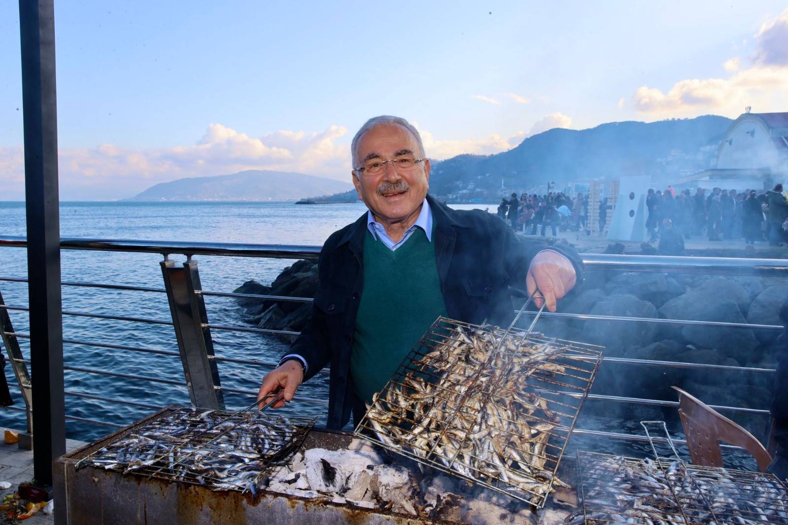 İSKELE ÜSTÜNDE 10 TONA YAKIN HAMSİ PİŞTİ