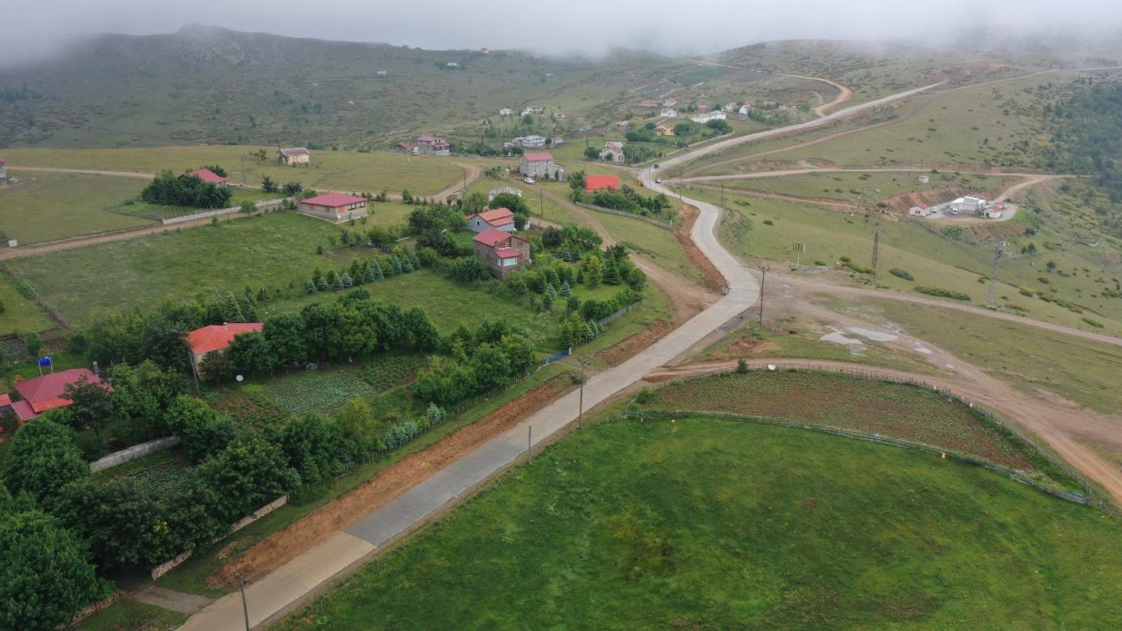 KARADENİZ YAYLARINI BİRBİRİNE BAĞLAYAN ‘YEŞİL YOL’DA ÇALIŞMALAR TAM GAZ