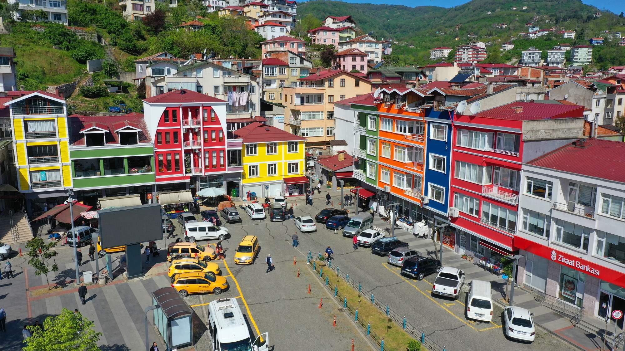 PERŞEMBE RENGARENK OLDU