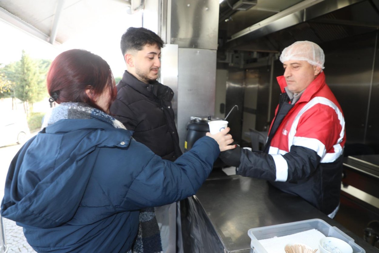 ÜNİVERSİTEDE SICAK ÇORBA İKRAMI BAŞLADI
