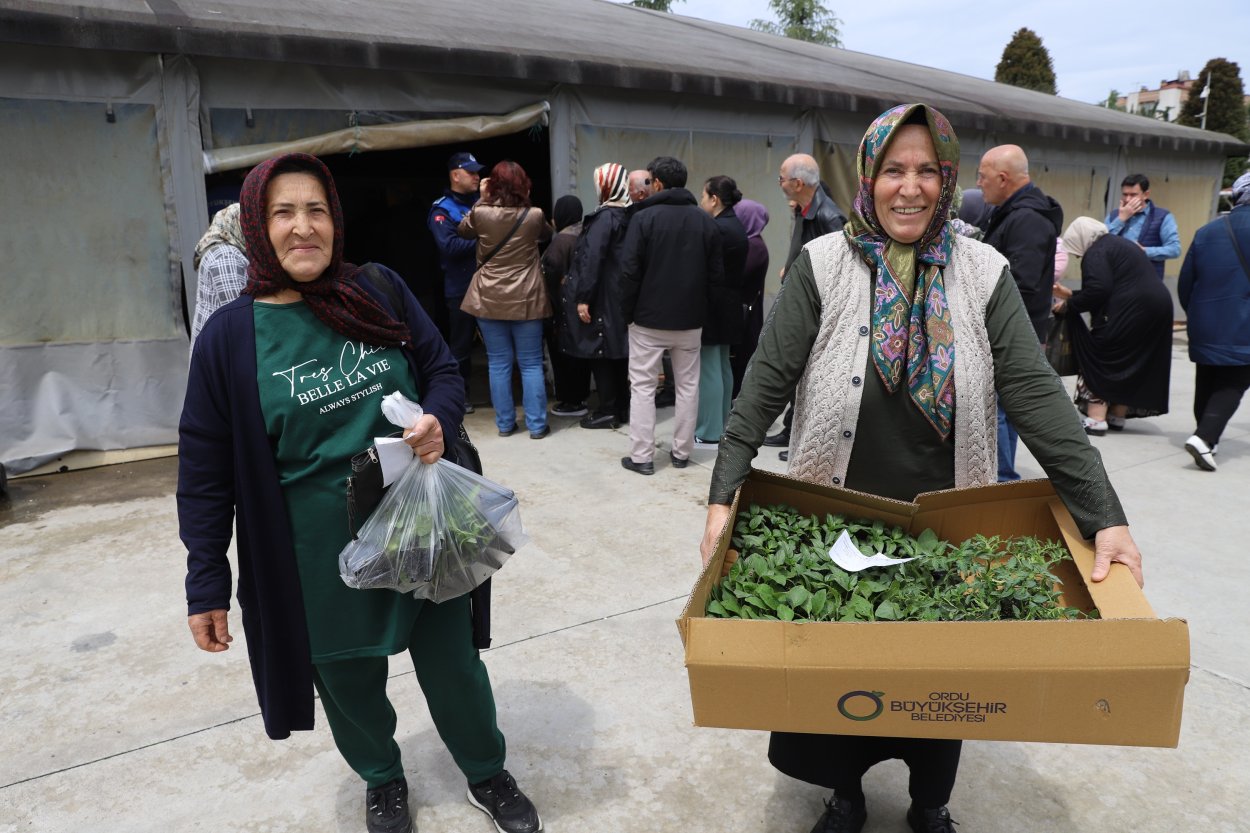 ÜRETİCİLER BÜYÜKŞEHRİN FİDE DAĞITIMINA YOĞUN İLGİ GÖSTERDİ