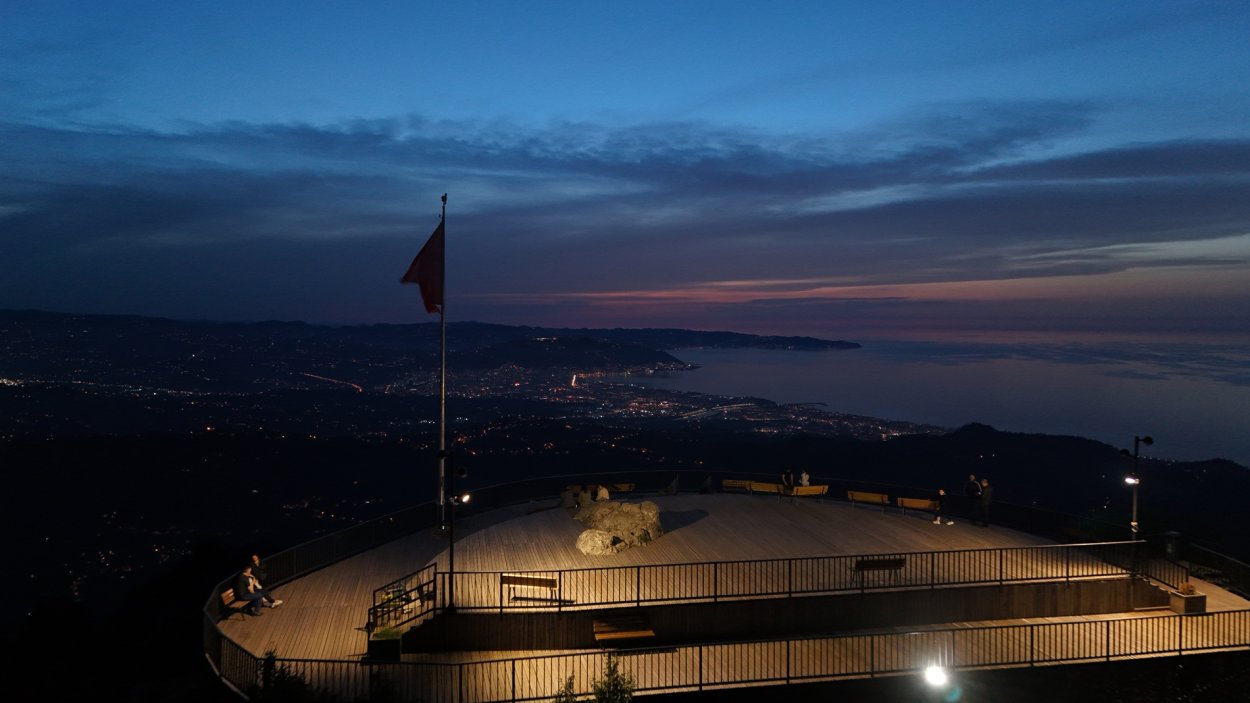 YOROZ’UN GECE MANZARASI HAYRAN BIRAKTI
